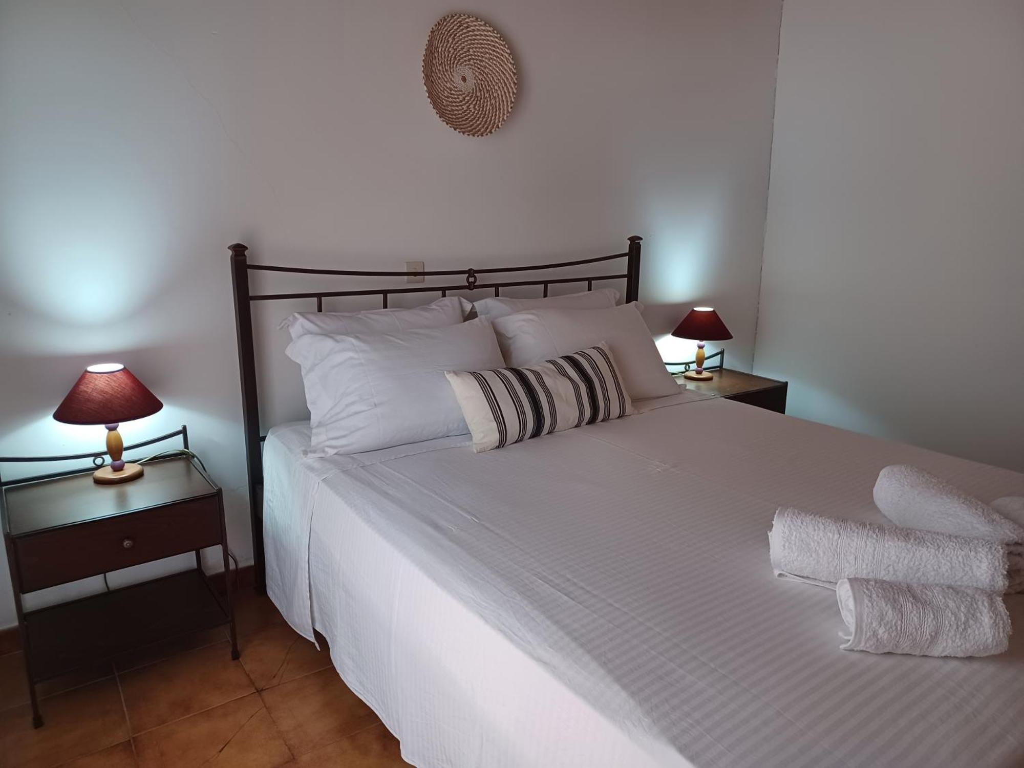 Nerissa Bungalow 2, Two Bedroom House With Sea View 斯巴达 外观 照片