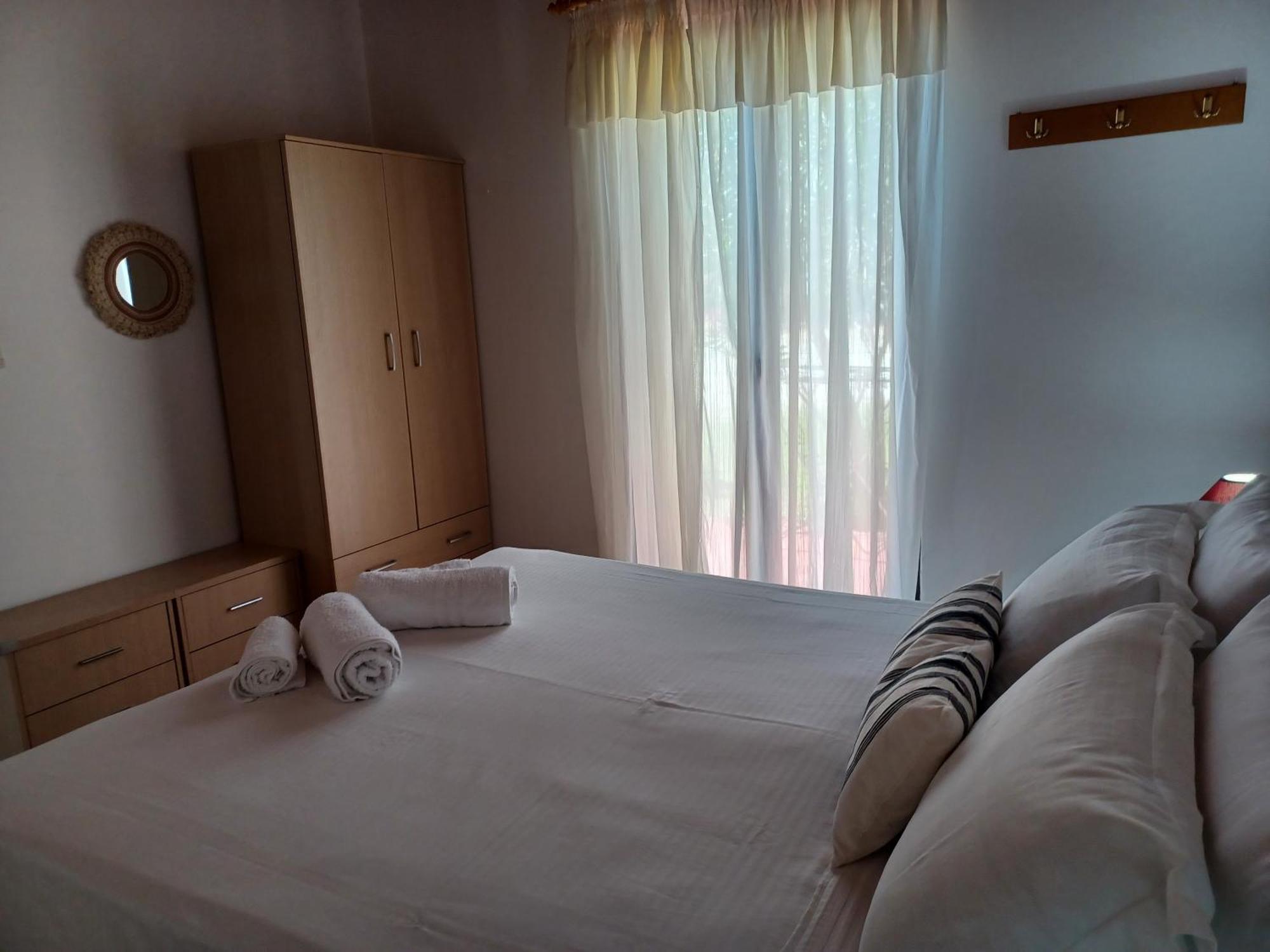 Nerissa Bungalow 2, Two Bedroom House With Sea View 斯巴达 外观 照片
