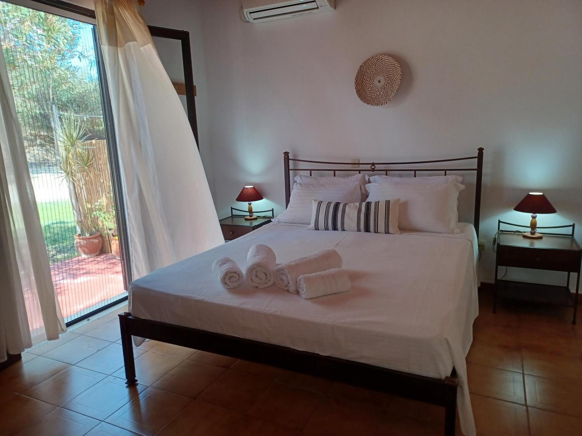 Nerissa Bungalow 2, Two Bedroom House With Sea View 斯巴达 外观 照片